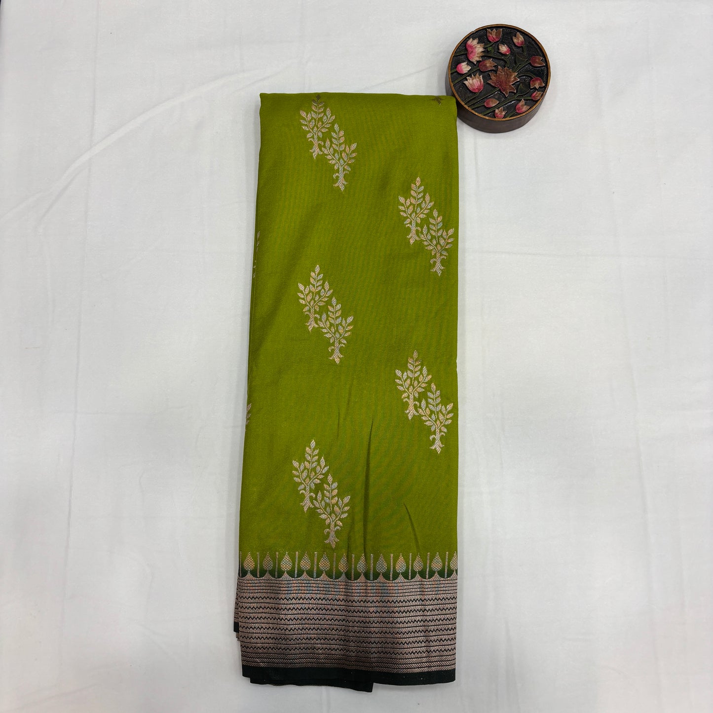 Premium Banarasi Style Semi Crepe Saree for Women | Elegant Contrast Floral Design | Wedding, Festive & Party Wear | Radha By Rapid Rashmi
