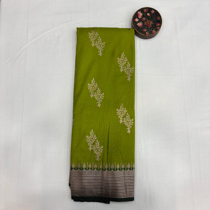 Premium Banarasi Style Semi Crepe Saree for Women | Elegant Contrast Floral Design | Wedding, Festive & Party Wear | Radha By Rapid Rashmi