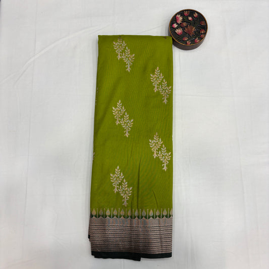 Premium Banarasi Style Semi Crepe Saree for Women | Elegant Contrast Floral Design | Wedding, Festive & Party Wear | Radha By Rapid Rashmi