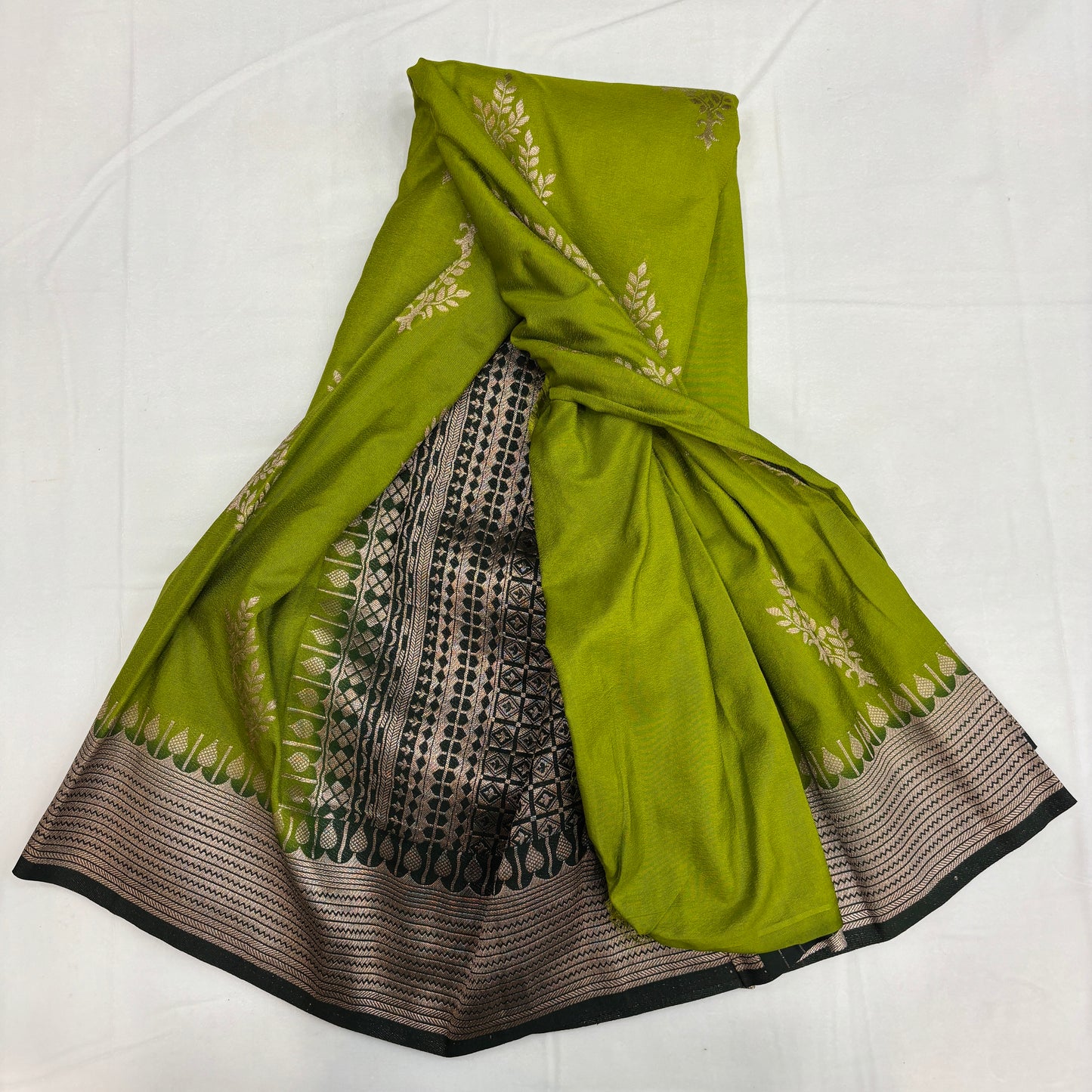 Premium Banarasi Style Semi Crepe Saree for Women | Elegant Contrast Floral Design | Wedding, Festive & Party Wear | Radha By Rapid Rashmi