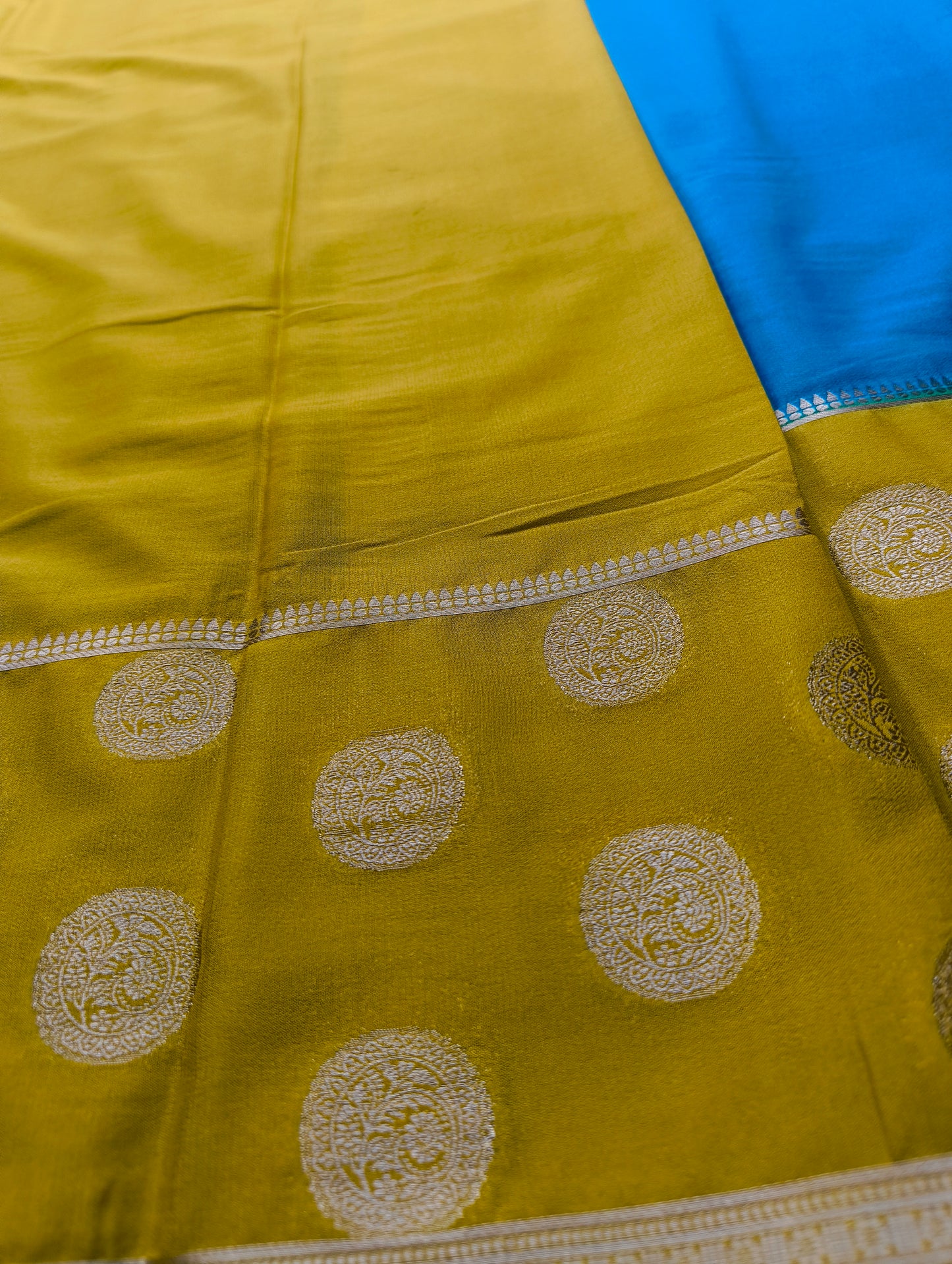 Premium Semi Crepe Silk Saree with Elegant Dual Tone Design & Rich Contrast Weave | Wedding, Festive & Party Wear | Radha By Rapid Rashmi